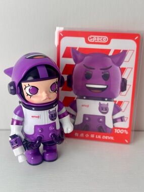 Mega Space Molly 100% Emoji Series “Lil Devil” Figure